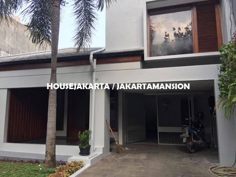HR1120 House for rent sewa lease at Senopati Kebayoran Baru 