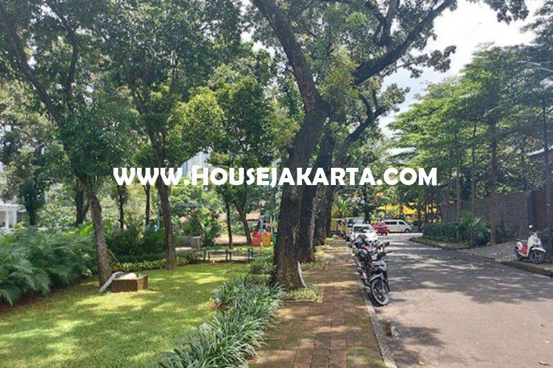 HS1406 Rumah Kebayoran Baru dekat SCBD Sudirman Senopati Dijual Murah hitung Tanah depan Taman