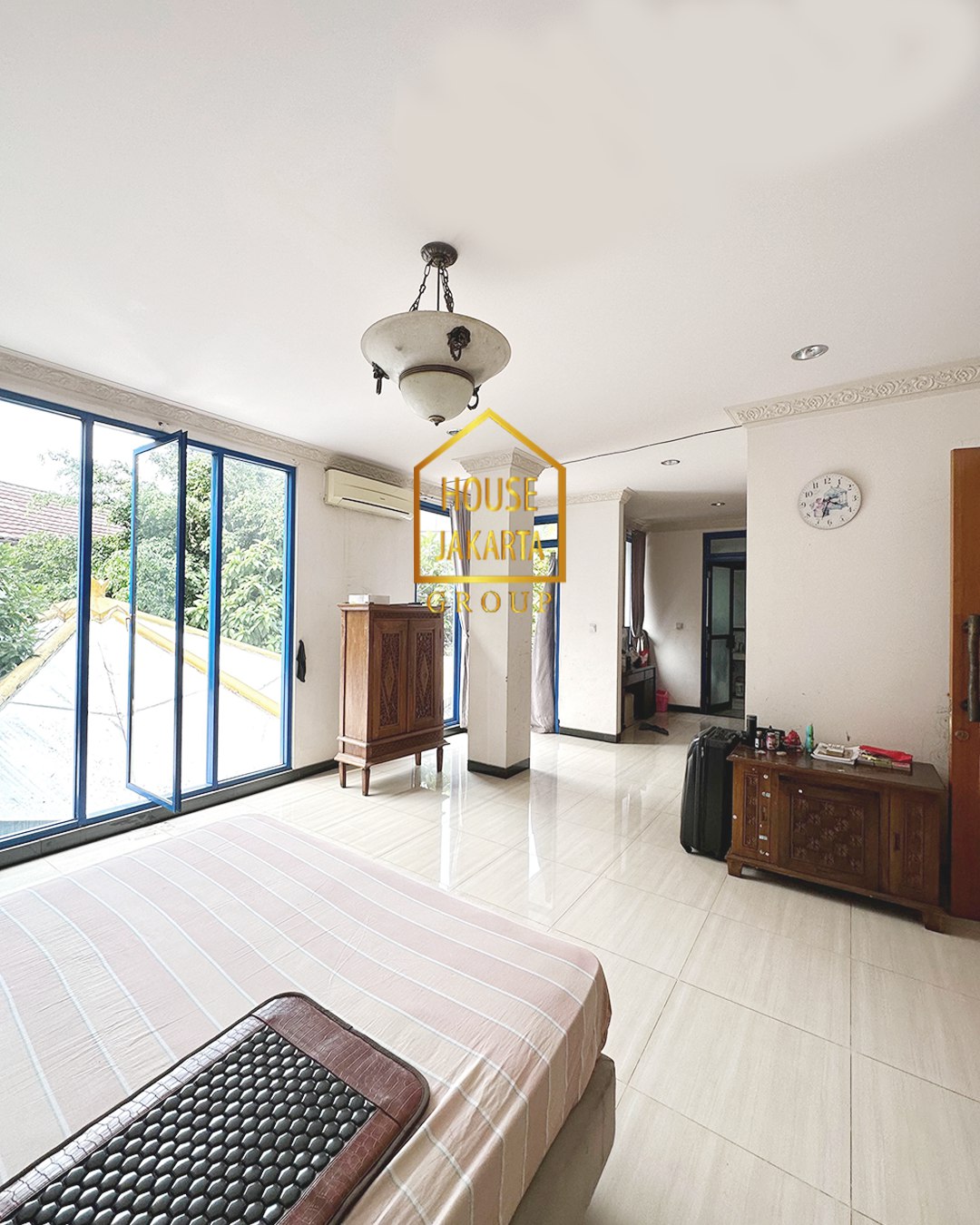 HS1574 FOR SALE: Rumah 3 Lantai + Rooftop, Siap Huni, Dalam Komplek Besar. KEMANG