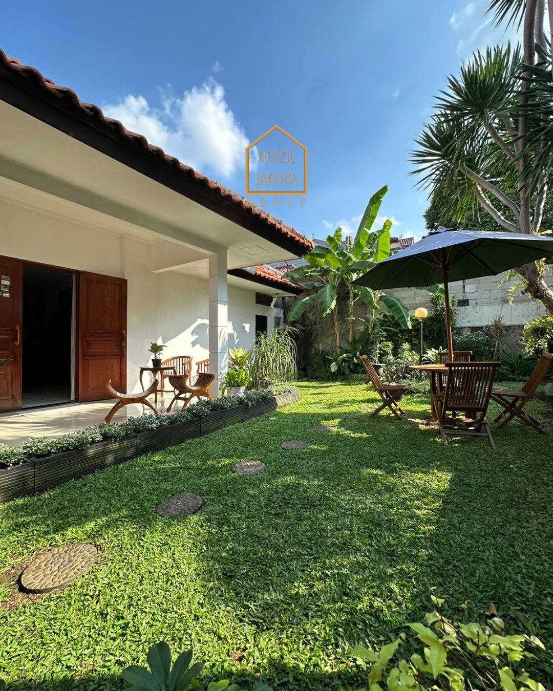 HS1576 FOR SALE: MODERN TROPICAL HOUSE LOKASI STRATEGIS, SENOPATI AREA - KEBAYORAN BARU