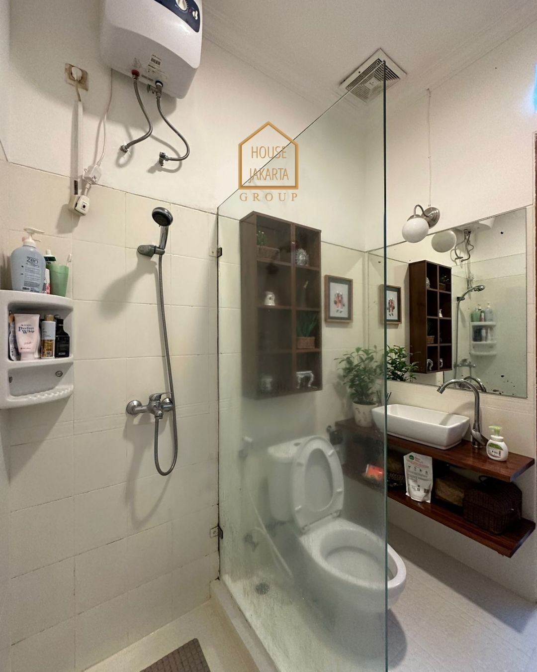 HS1576 FOR SALE: MODERN TROPICAL HOUSE LOKASI STRATEGIS, SENOPATI AREA - KEBAYORAN BARU