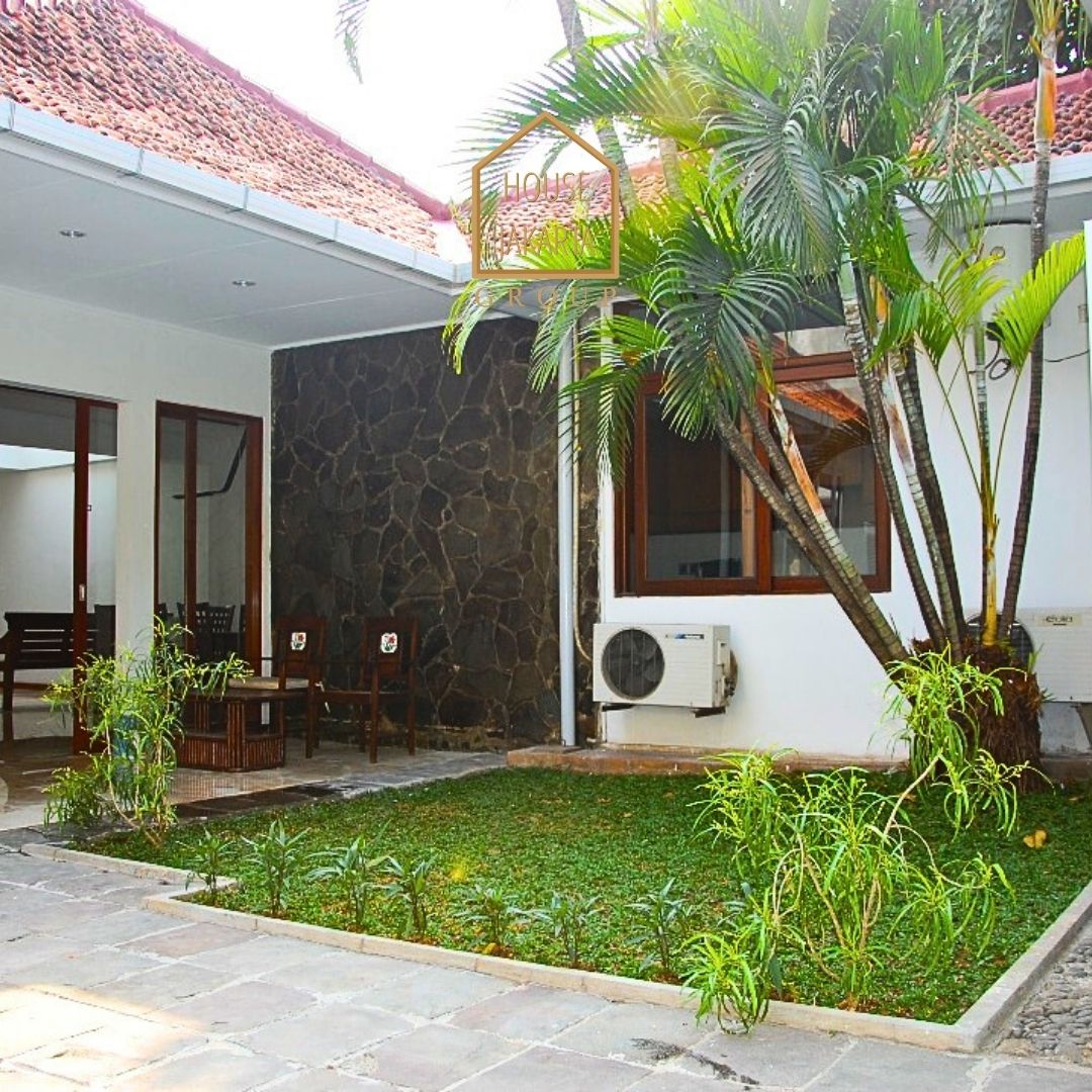 HS1578 FOR SALE: Rumah Siap Huni, Private Pool, Area Elite MENTENG.