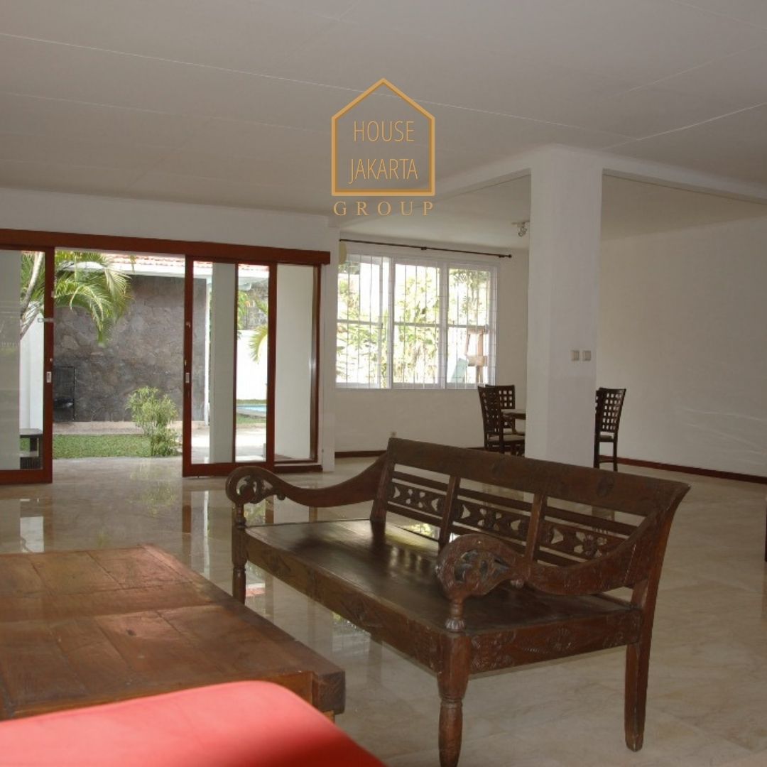 HS1578 FOR SALE: Rumah Siap Huni, Private Pool, Area Elite MENTENG.