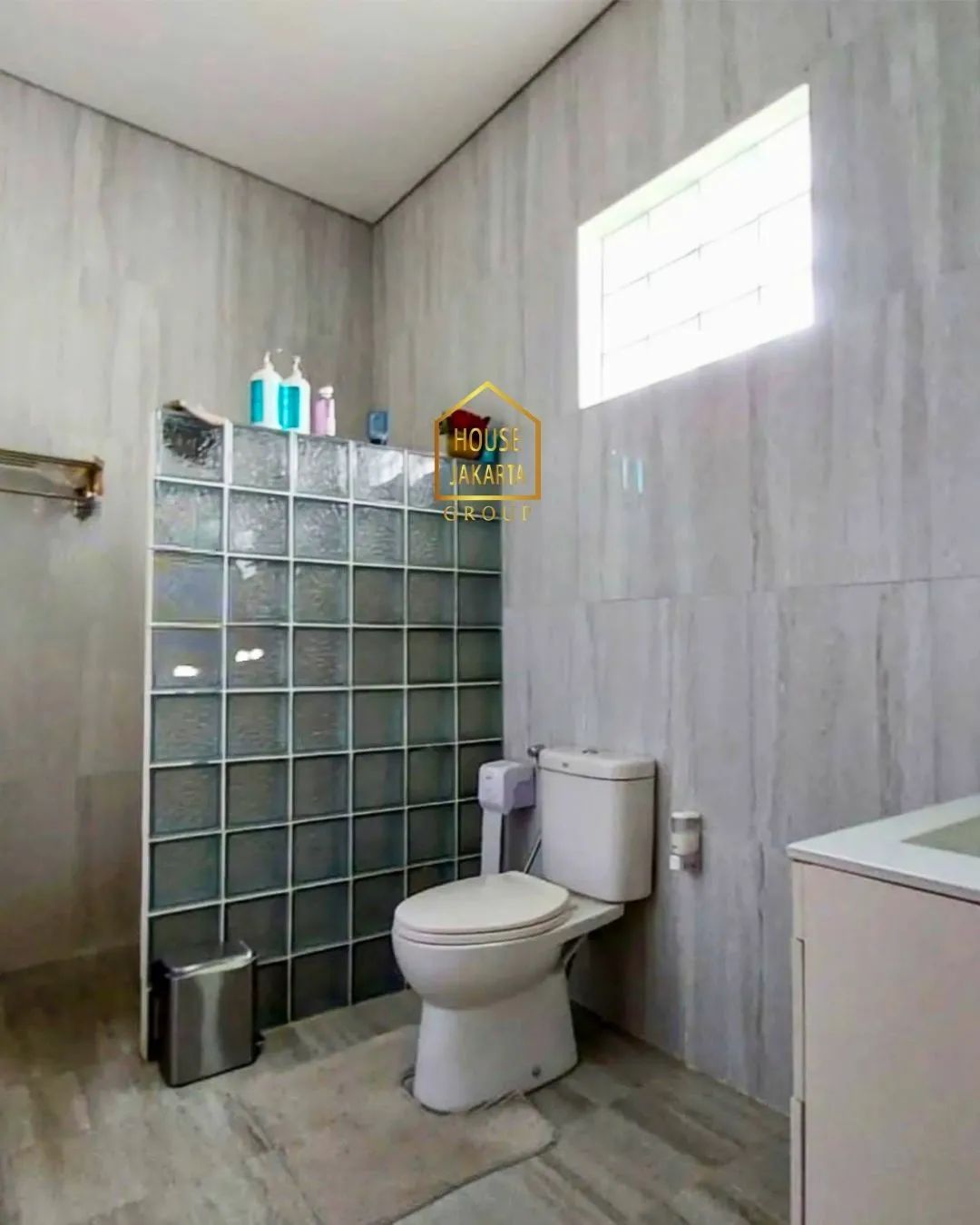 HS1637 Rumah Furnished 2 Lantai, Siap Huni, Murah, Dekat Senayan, Bebas Banjir
