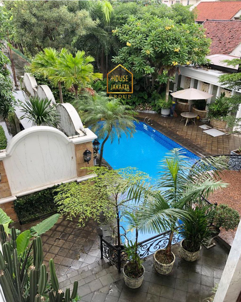 HS1669 Rumah 2 Lantai Siap Huni dengan Garden & Pool, Bisa 2 Gate. Lokasi Strategis Dekat Sudirman
