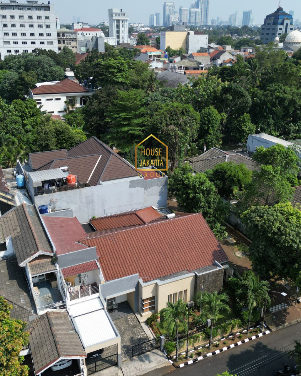 HS1699 Rumah 2 Lantai Siap Huni, Depan Taman, Lokasi Tenang, Jalan Lebar, Murah