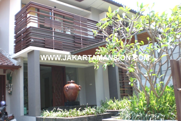 HR178 House at Brawijaya Kebayoran Baru for Rent