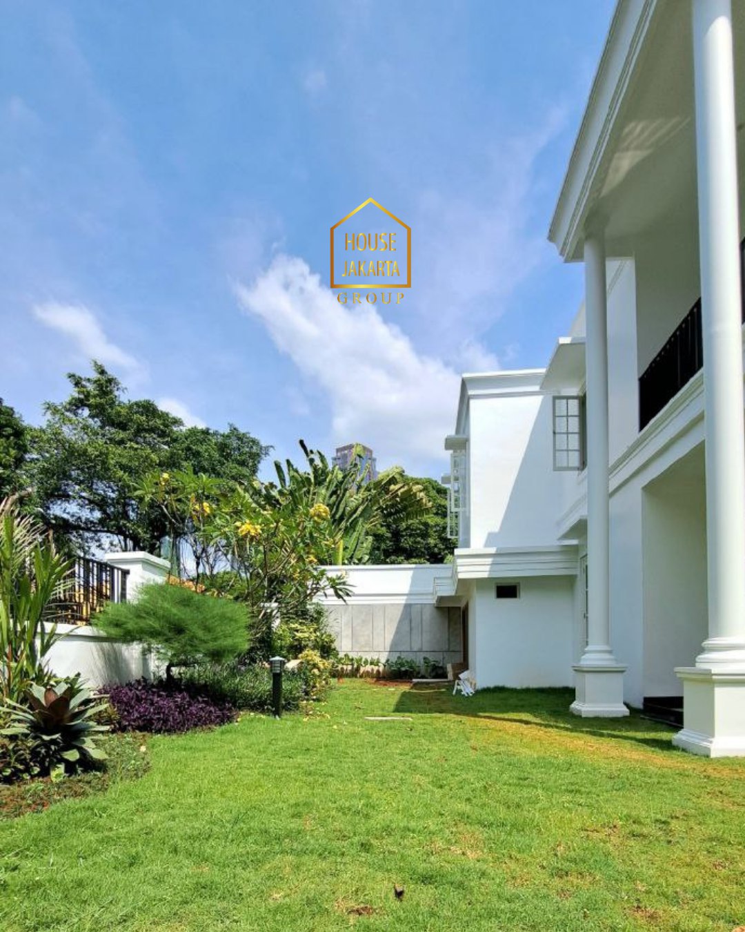 HS1801 Rumah Brand New Di Menteng, Daerah Tenang Dan Nyaman, Ada Swimming Pool Dan Taman.