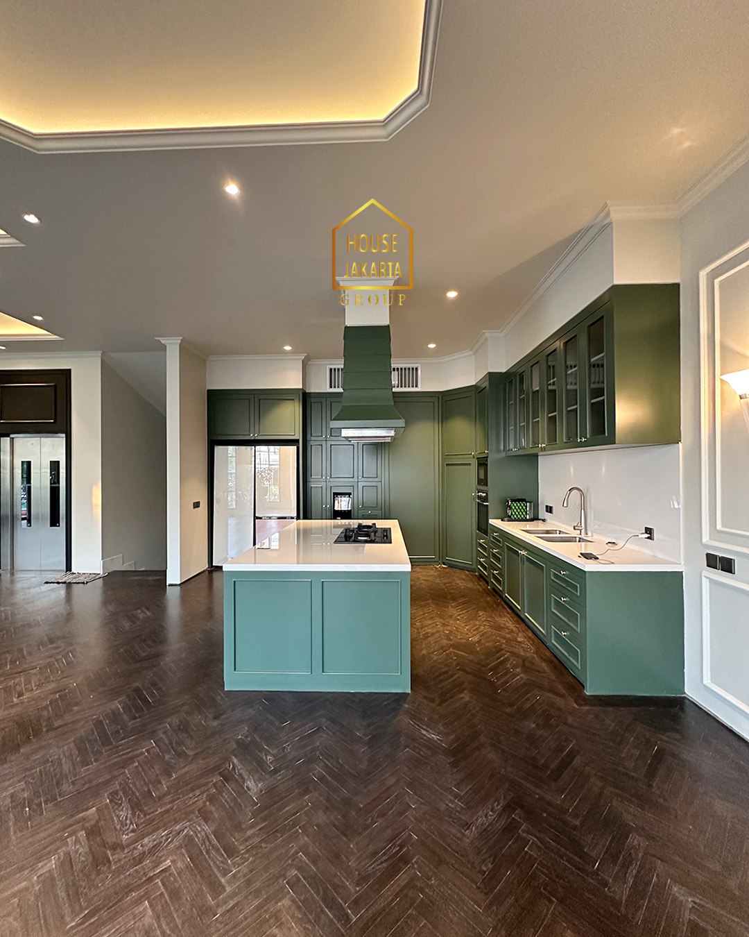 HR1804 Brand New Classic House Di Kebayoran Baru - Senopati Area, Meah 3,5 Lantai. Lokasi Elite Dekat SCBD