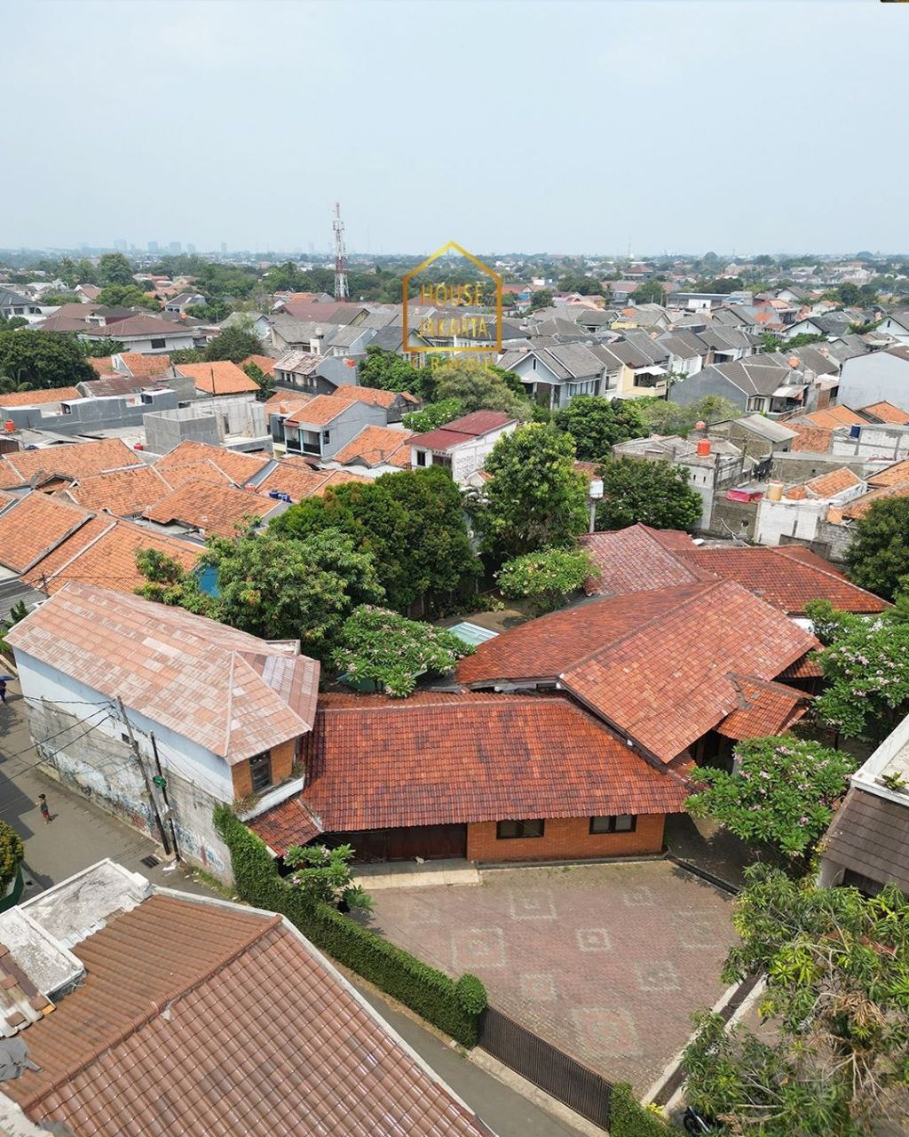 HS1814 Rumah Siap Huni Di Gandul Cinere. Ada Taman Luas & Pool. Startegis Dekat Tol Desari