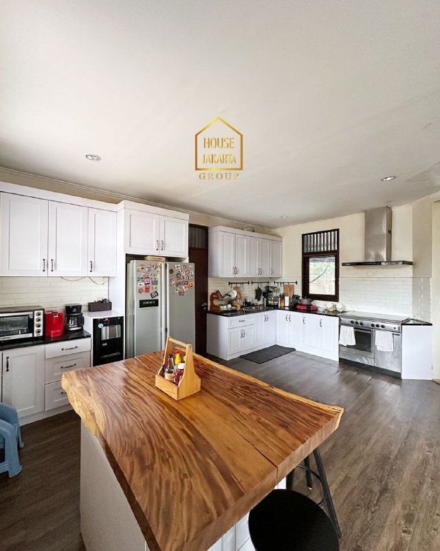 HS1814 Rumah Siap Huni Di Gandul Cinere. Ada Taman Luas & Pool. Startegis Dekat Tol Desari