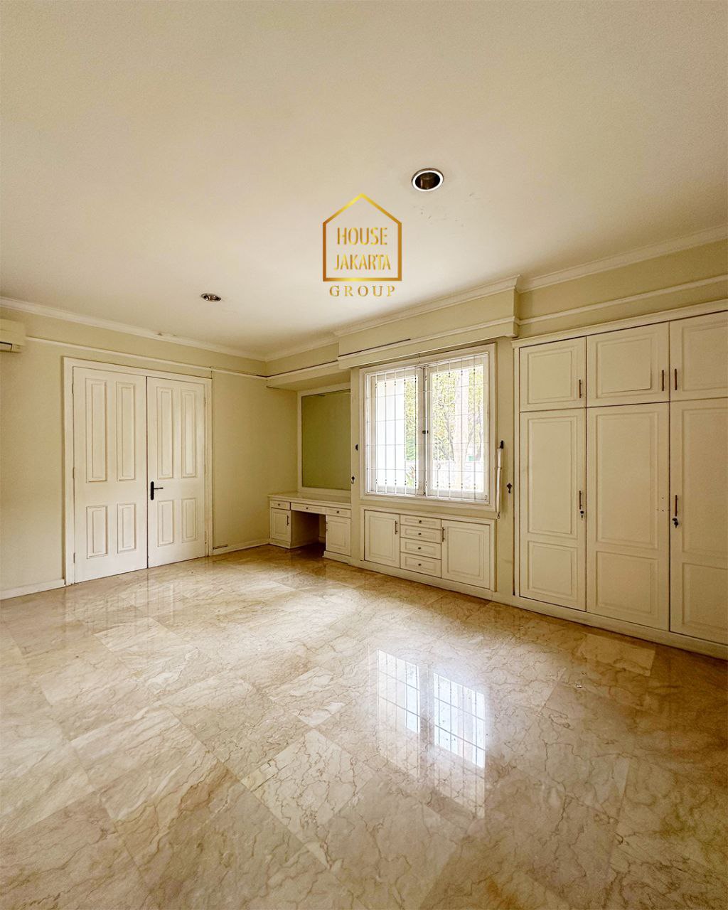 HS1822 Luxury House Pondok Indah With Spacious Garden & Pool. 2 Lantai Full Marmer Lokasi Elite