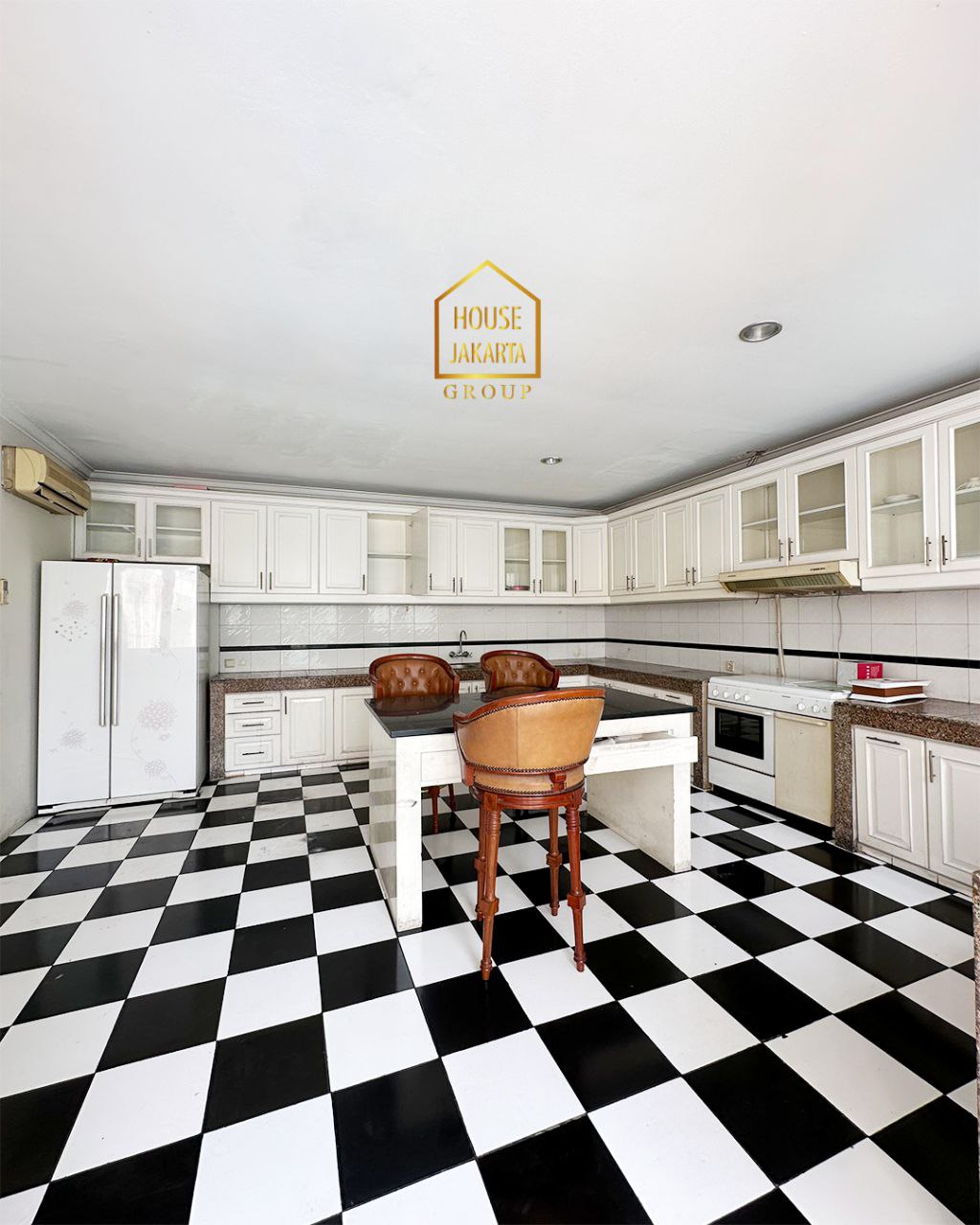 HS1822 Luxury House Pondok Indah With Spacious Garden & Pool. 2 Lantai Full Marmer Lokasi Elite