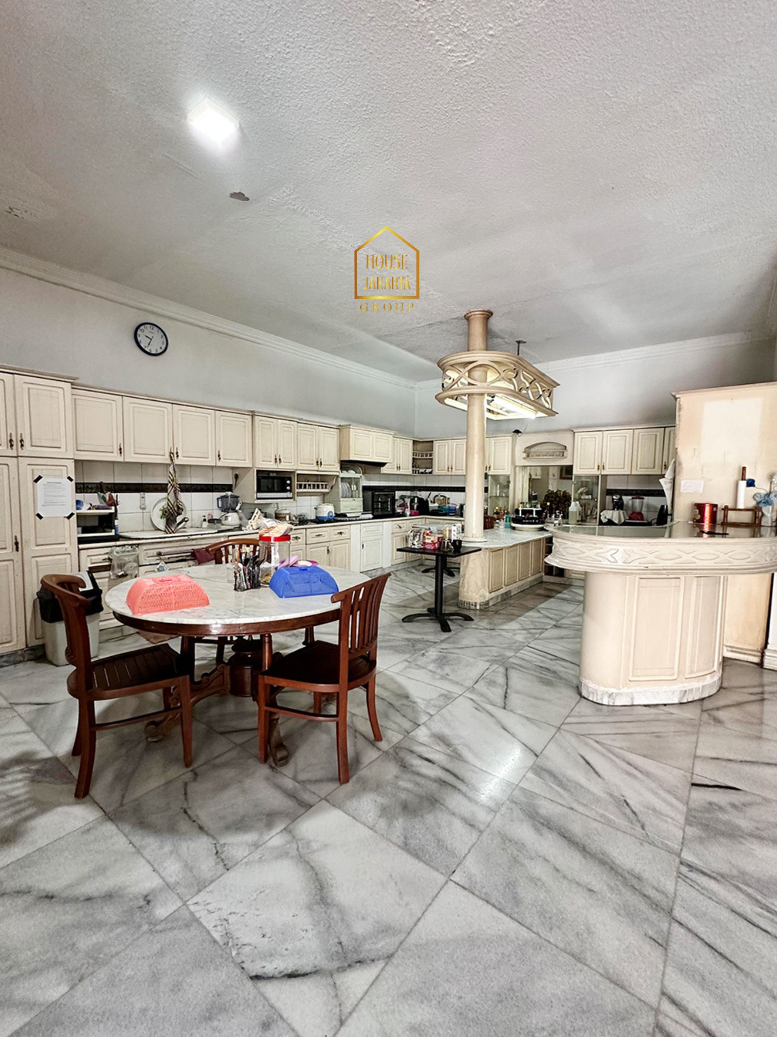 HS2022  HARGA DI BAWAH NJOP. PONDOK LABU - CILANDAK. Rumah 2 Lantai  Siap Huni, terdapat Taman Luas & Pool. Bisa Cluster. BEST PRICE