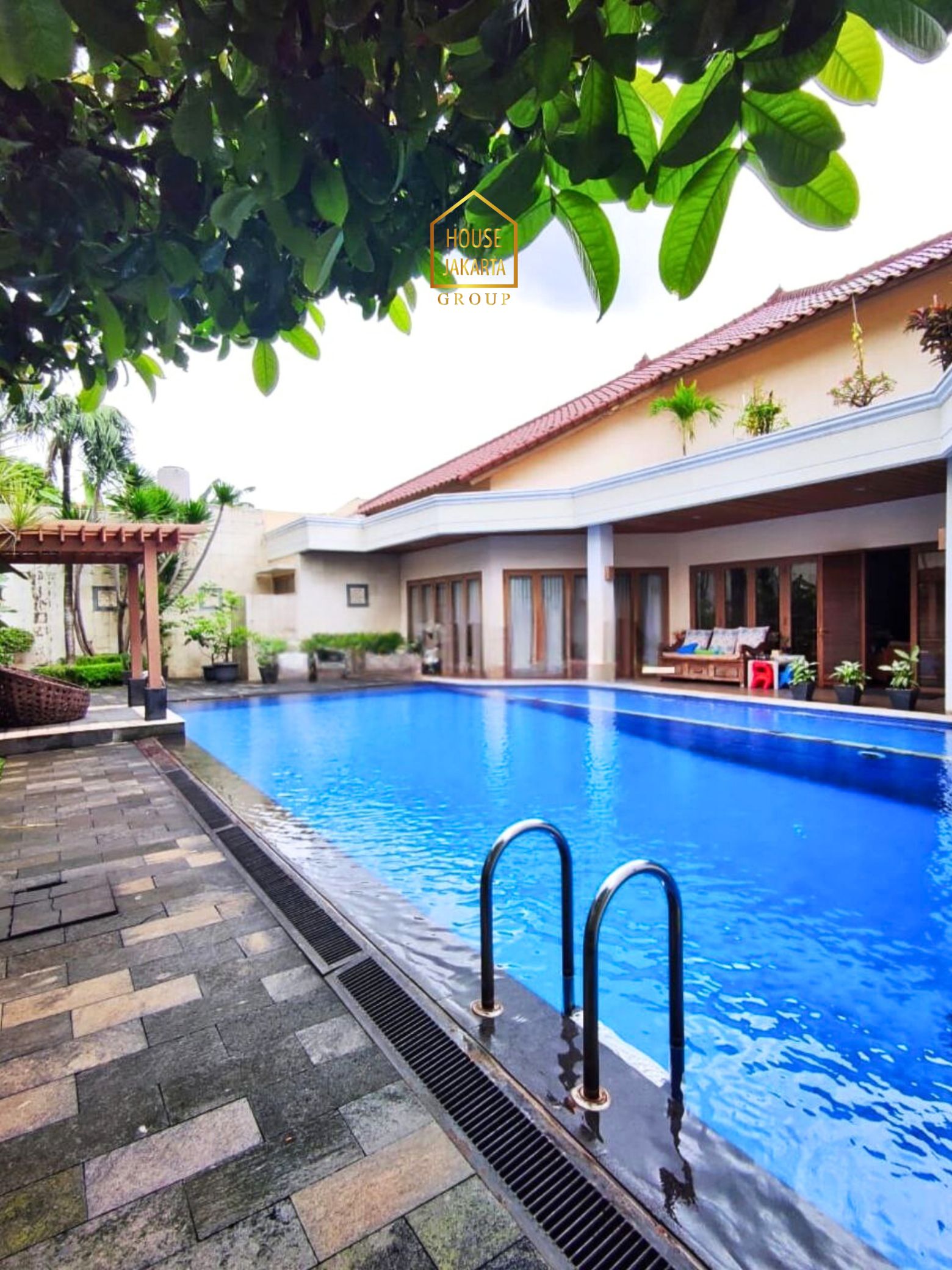 HS2023 FOR SALE: SIMPRUG GOLF - JAKARTA SELATAN. RUMAH MEWAH 1 LANTAI NUANSA RESORT, TAMAN DAN POOL, PARKIR 7 MOBIL