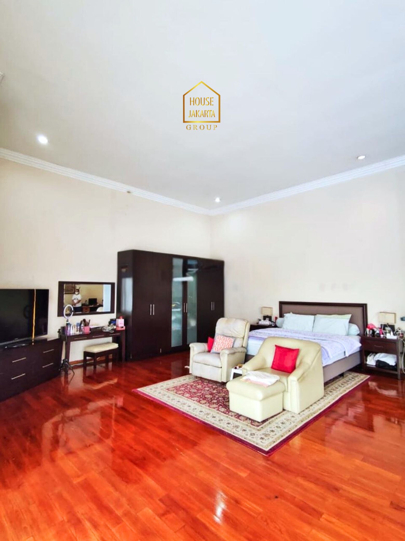 HS2023 FOR SALE: SIMPRUG GOLF - JAKARTA SELATAN. RUMAH MEWAH 1 LANTAI NUANSA RESORT, TAMAN DAN POOL, PARKIR 7 MOBIL