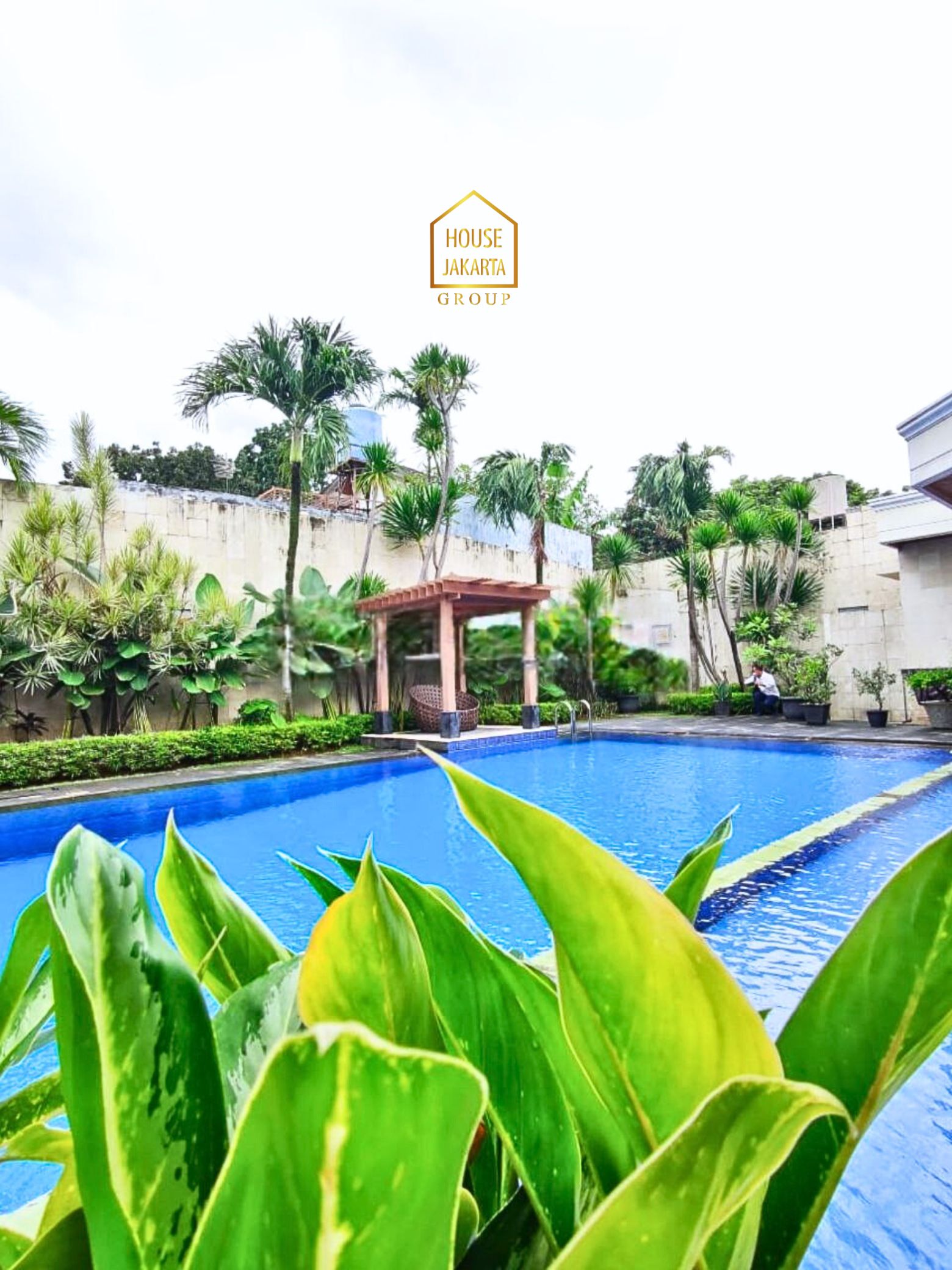 HS2023 FOR SALE: SIMPRUG GOLF - JAKARTA SELATAN. RUMAH MEWAH 1 LANTAI NUANSA RESORT, TAMAN DAN POOL, PARKIR 7 MOBIL