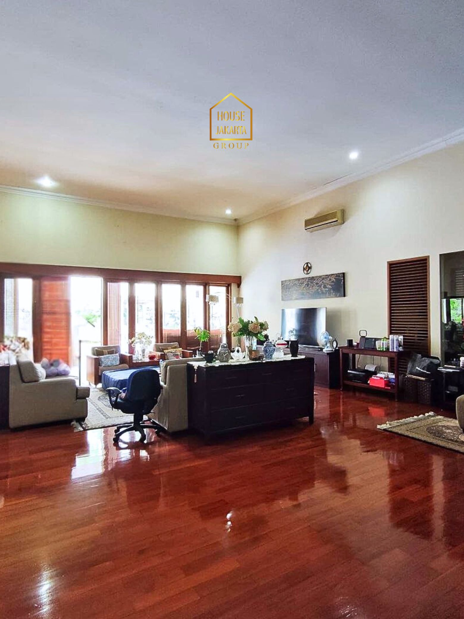 HS2023 FOR SALE: SIMPRUG GOLF - JAKARTA SELATAN. RUMAH MEWAH 1 LANTAI NUANSA RESORT, TAMAN DAN POOL, PARKIR 7 MOBIL