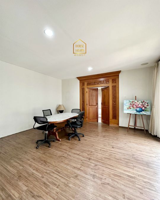HS2025 FOR SALE TURUN HARGA: CILANDAK.Rumah Stylish dan Cozy 3 Lantai Dijadikan Kantor. Parkir Luas