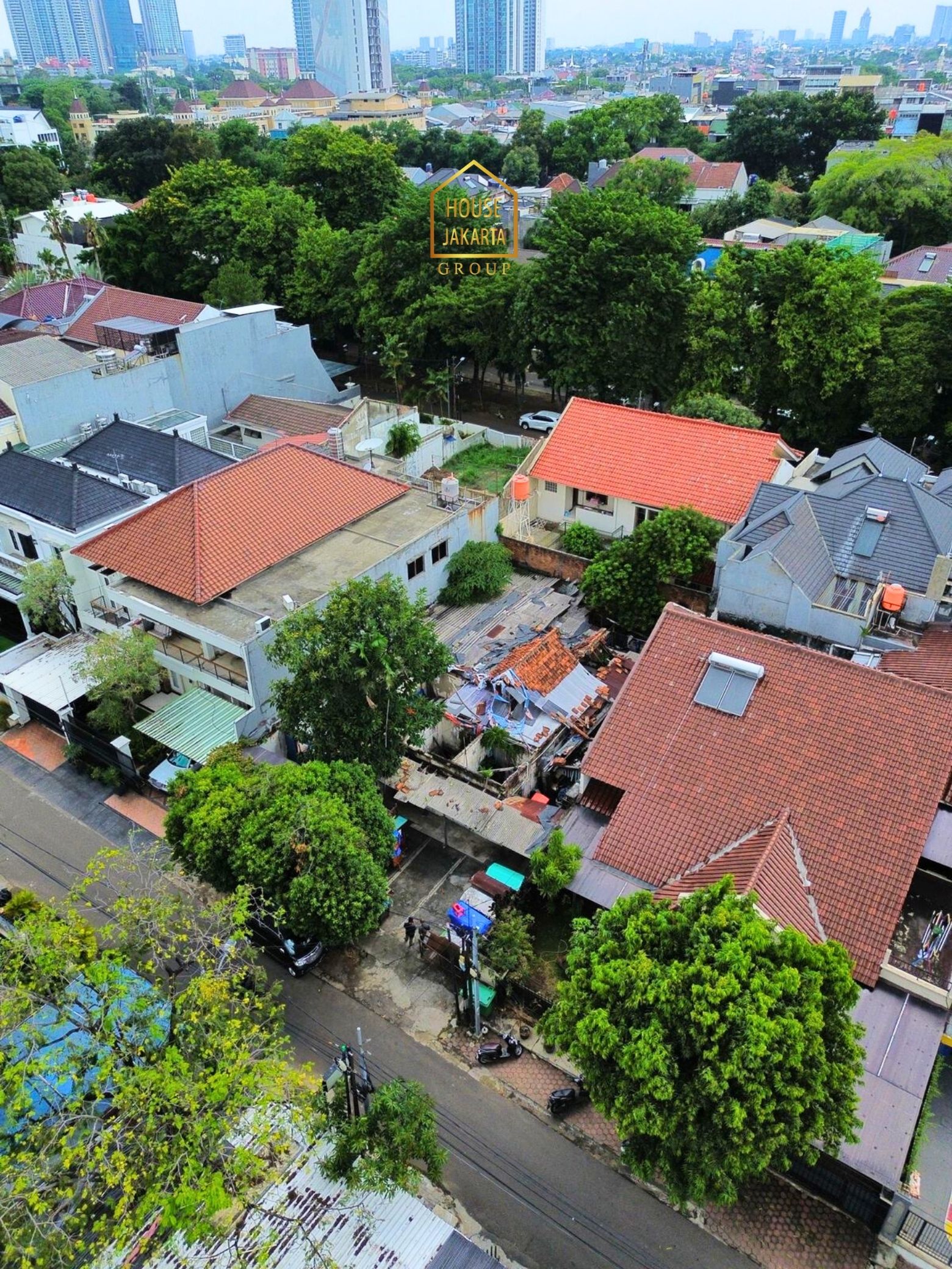 HS2035  FOR SALE: KEBAYORAN BARU. RUMAH TUA HITUNG TANAH, BENTUK  KOTAK, HADAP UTARA