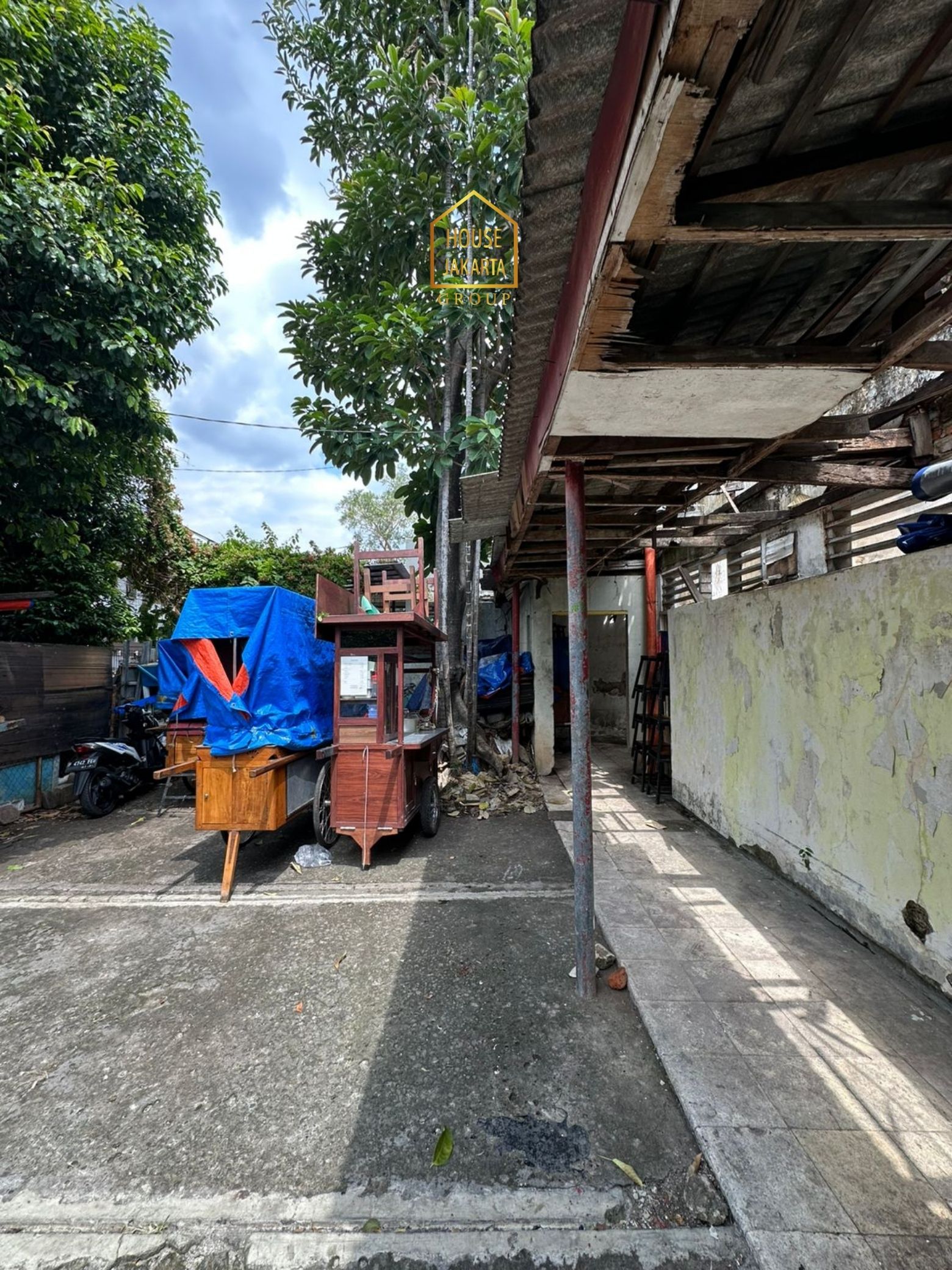 HS2035  FOR SALE: KEBAYORAN BARU. RUMAH TUA HITUNG TANAH, BENTUK  KOTAK, HADAP UTARA