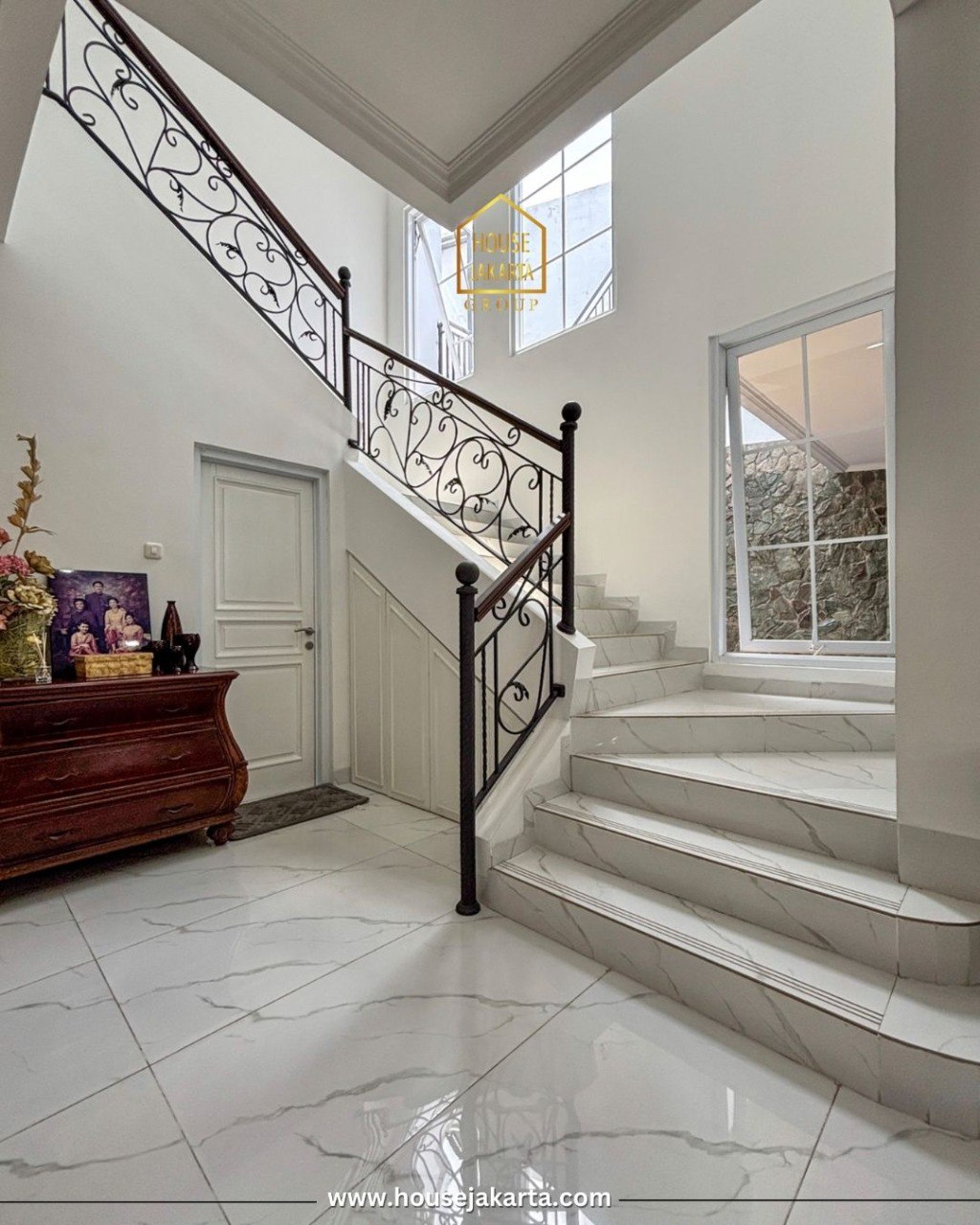 HS2038  FOR SALE: PONDOK INDAH: BRAND NEW 2 LANTAI, DESIGN MODERN  CLASSIC, PRIVATE POOL DAN  HALAMAN BELAKANG. SEMI  FURNISHED