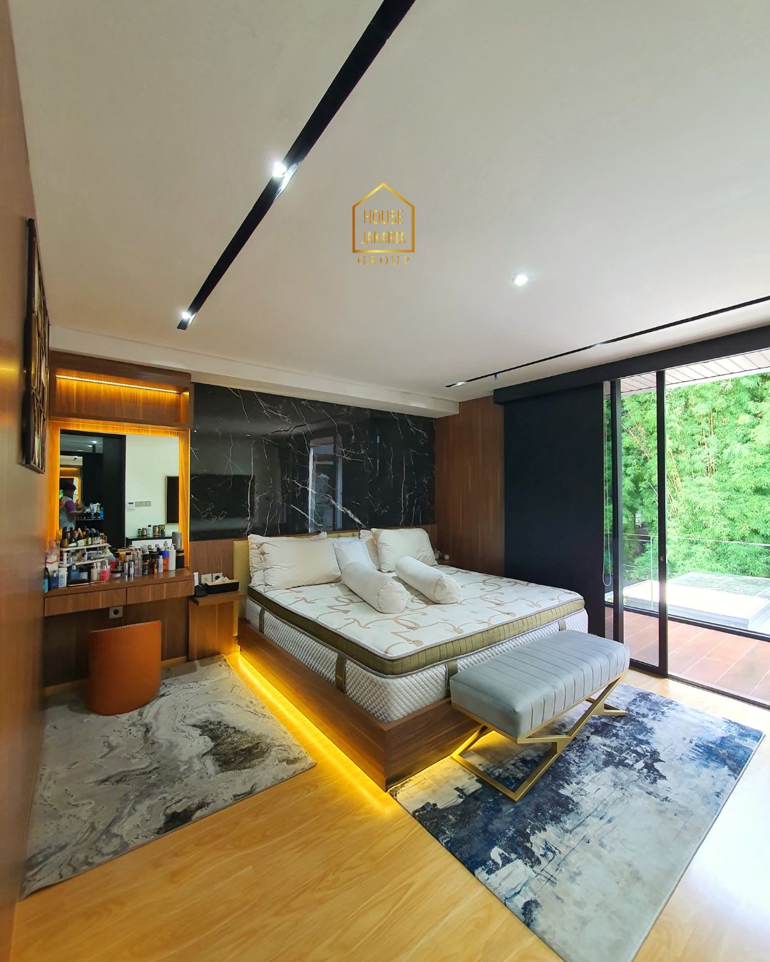 HS2039  FOR SALE : CIGANJUR - JAGAKARSA. Rumah Mewah Dalam Komplek Elite, 3 Lantai + Basement + Rooftop, Furnished, Private Lift & Pool 