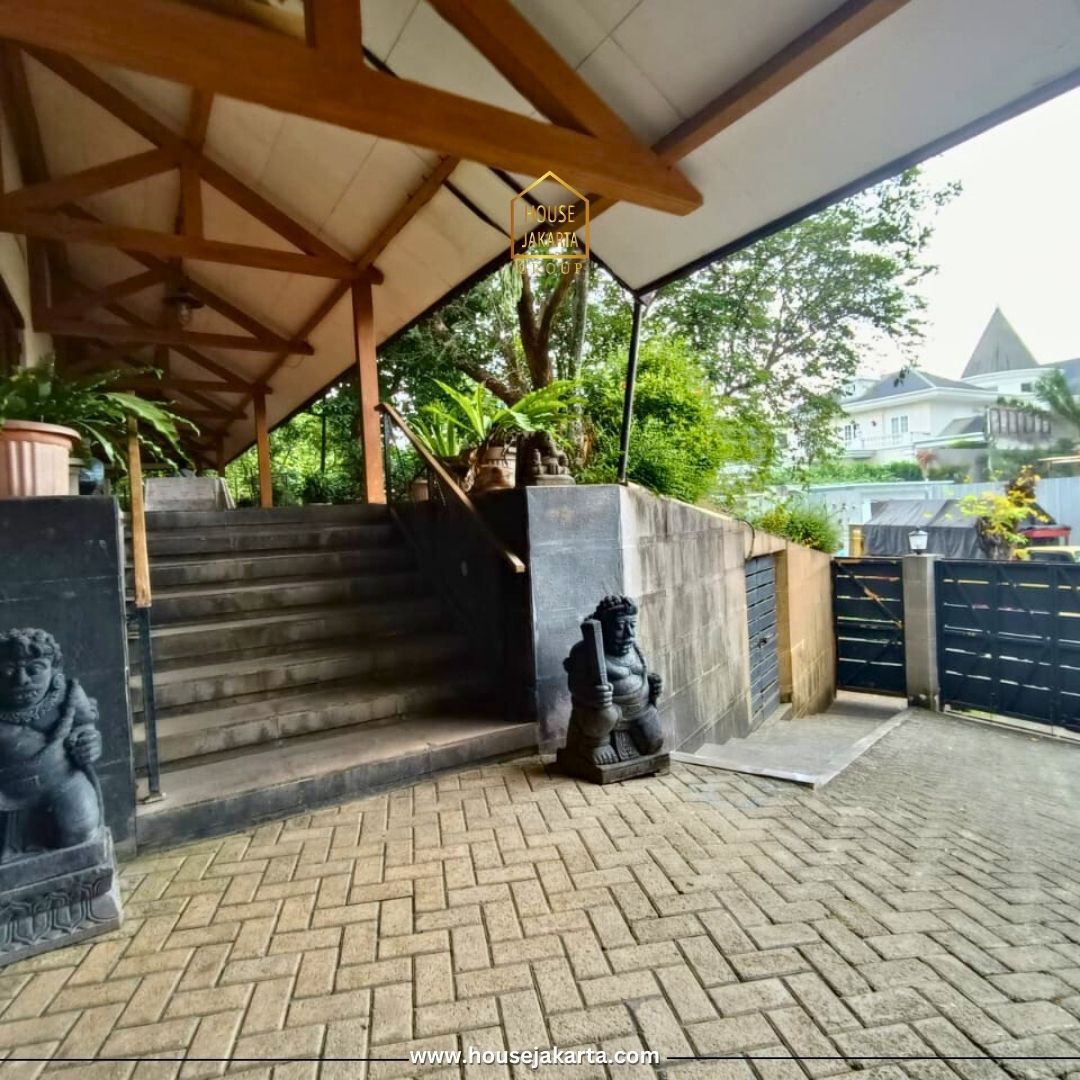 HS2059  FOR SALE: BUKIT GOLF PONDOK INDAH. RUMAH 2 LANTAI, LIFT,  SWIMMING POOL, TAMAN LUAS