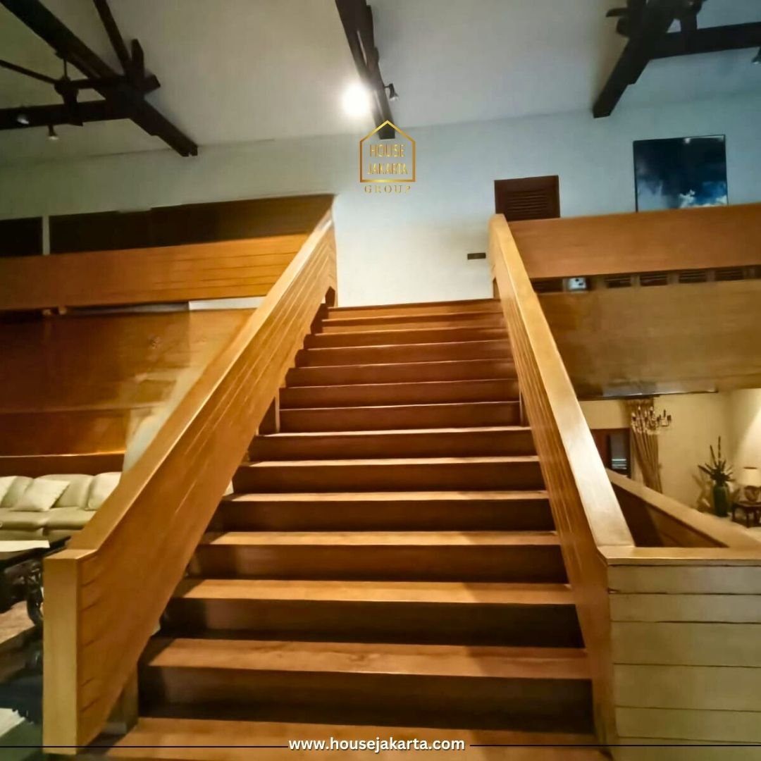 HS2059  FOR SALE: BUKIT GOLF PONDOK INDAH. RUMAH 2 LANTAI, LIFT,  SWIMMING POOL, TAMAN LUAS