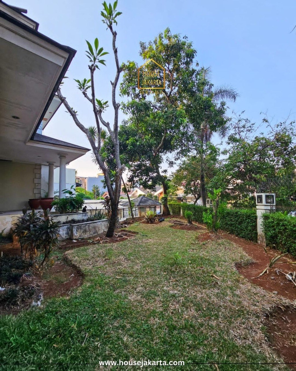 HS2067  FOR SALE: PONDOK INDAH. TERMURAH DI BAWAH NJOP, RUMAH 2  LANTAI, POOL, PARKIR 7 MOBIL