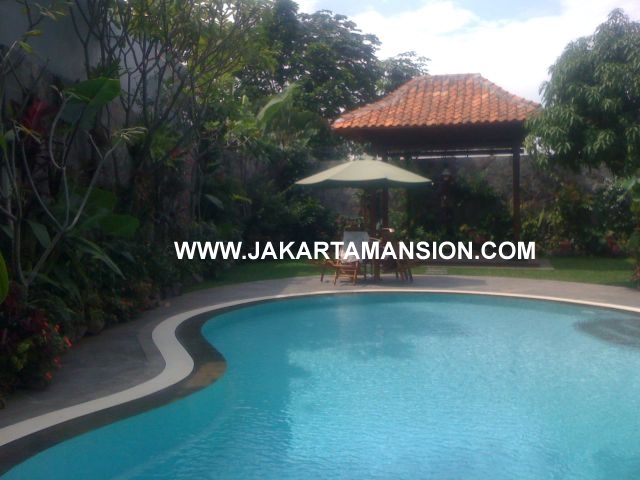 HR347 House with Big Garden in Kemang